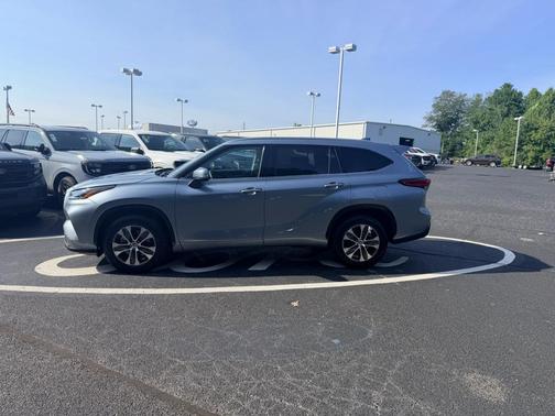 Moon Dust 2021 Toyota Highlander XLE