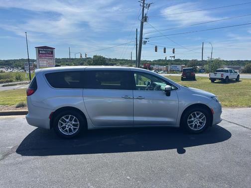 Silver Mist Clearcoat 2023 Chrysler Voyager LX