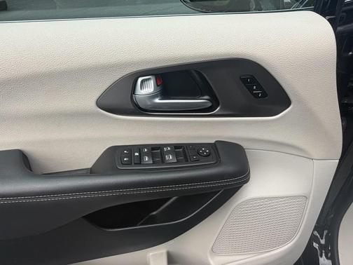 Diamond Black Crystal Pearlcoat 2024 Chrysler Pacifica Touring L