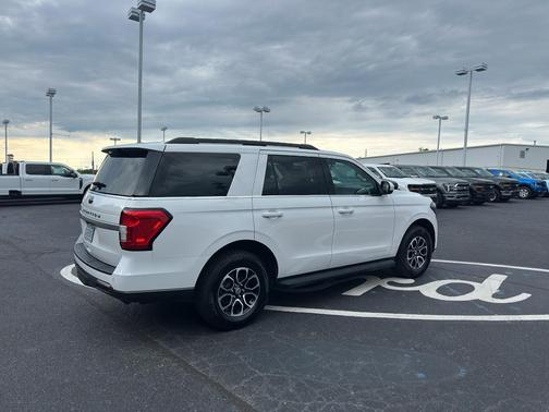 Oxford White 2024 Ford Expedition XLT