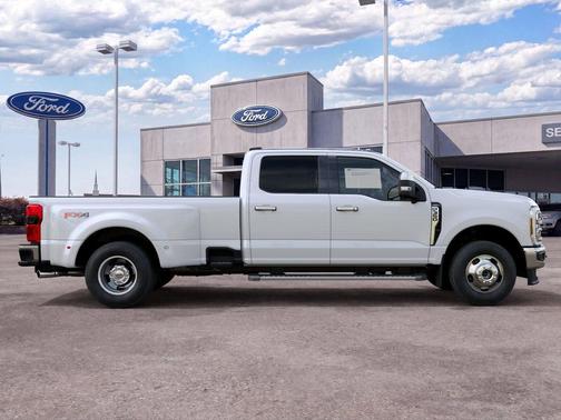 Star White Metallic Tri-Coat 2027 Ford F-350 Lariat