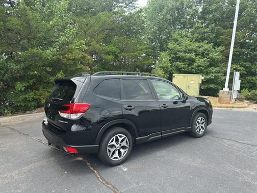 Crystal Black Silica 2024 Subaru Forester Premium