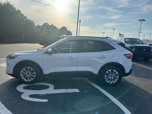 Oxford White 2021 Ford Escape SE