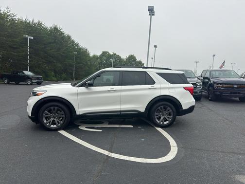 Star White Metallic Tri-Coat 2022 Ford Explorer XLT