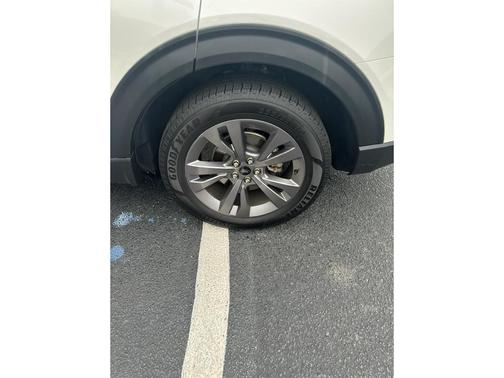 Star White Metallic Tri-Coat 2022 Ford Explorer XLT