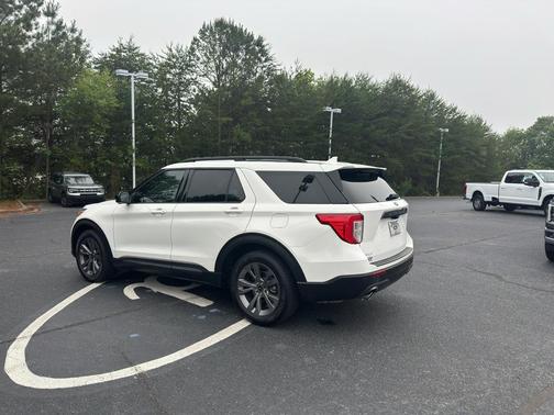 Star White Metallic Tri-Coat 2022 Ford Explorer XLT