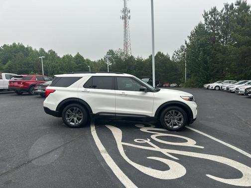 Star White Metallic Tri-Coat 2022 Ford Explorer XLT