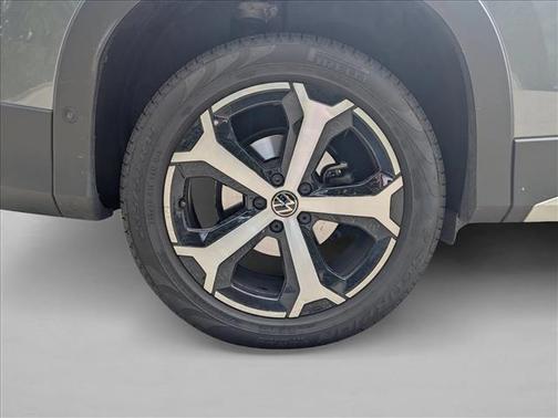 Platinum Gray Metallic 2025 Volkswagen Tiguan 2.0T SE