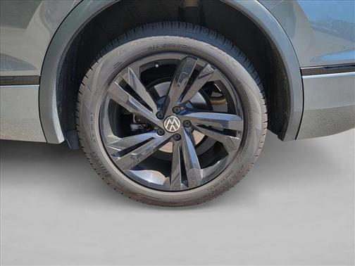 Platinum Gray Metallic 2024 Volkswagen Tiguan 2.0T SE R-Line Black 4MOTION