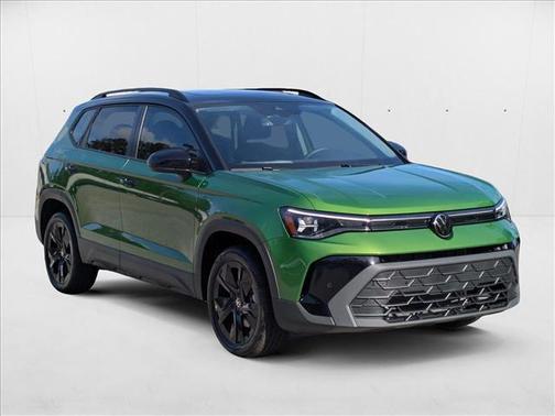 Bright Moss Green Metallic/Deep Black Roof 2025 Volkswagen Taos 1.5T SE Black