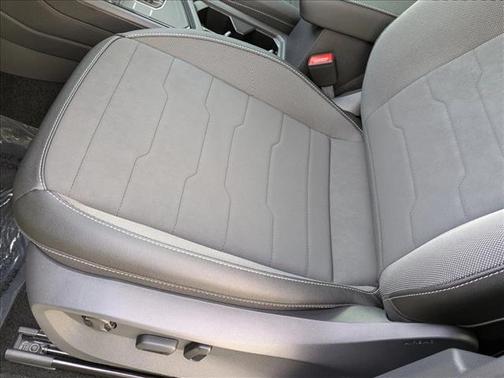 Bright Moss Green Metallic/Deep Black Roof 2025 Volkswagen Taos 1.5T SE Black
