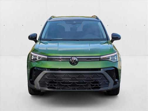 Bright Moss Green Metallic/Deep Black Roof 2025 Volkswagen Taos 1.5T SE Black