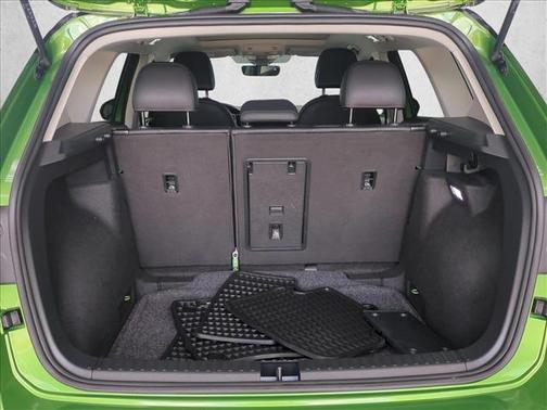 Bright Moss Green Metallic/Deep Black Roof 2025 Volkswagen Taos 1.5T SE Black