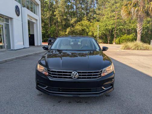 Deep Black Pearl Metallic 2018 Volkswagen Passat 2.0T SE