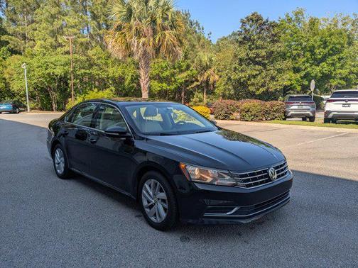 Deep Black Pearl Metallic 2018 Volkswagen Passat 2.0T SE