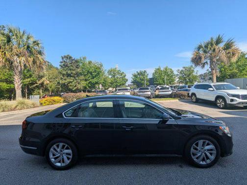 Deep Black Pearl Metallic 2018 Volkswagen Passat 2.0T SE