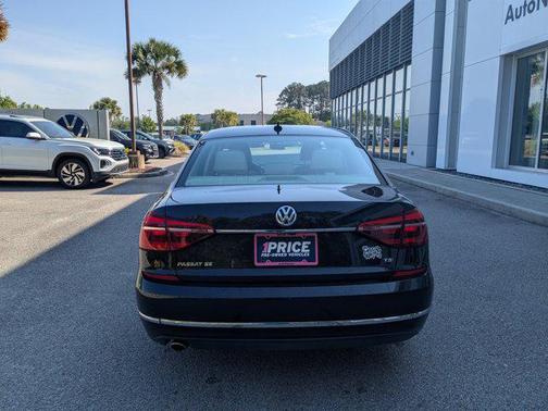 Deep Black Pearl Metallic 2018 Volkswagen Passat 2.0T SE