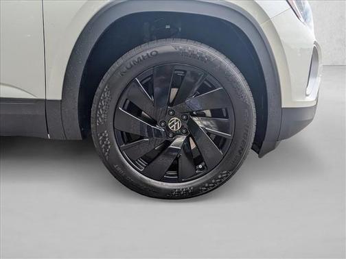 opal white pearl 2026 Volkswagen Atlas 2.0T SE w/Technology