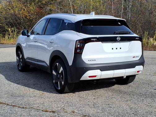 2025 Nissan Kicks SR