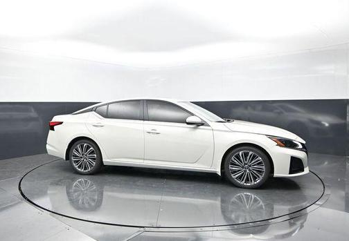 Pearl White Tricoat 2026 Nissan Altima 2.5 SV