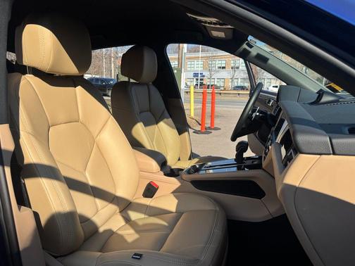 Gentian Blue Metallic 2025 Porsche Macan T