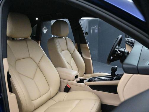 Gentian Blue Metallic 2025 Porsche Macan T