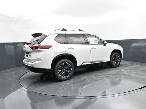 Everest White Pearl Tricoat 2026 Nissan Rogue Platinum