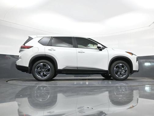 Everest White Pearl Tricoat 2026 Nissan Rogue SV