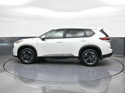 Everest White Pearl 2025 Nissan Rogue SV