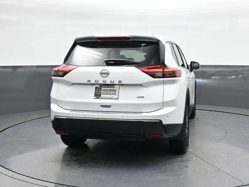 Everest White Pearl 2025 Nissan Rogue SV