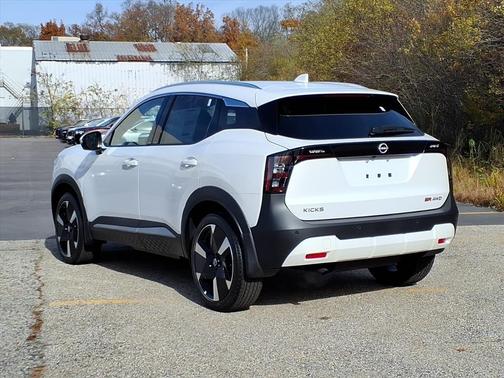 2025 Nissan Kicks SR