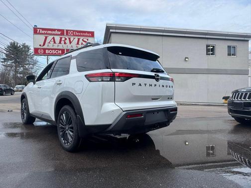 2026 Nissan Pathfinder SL