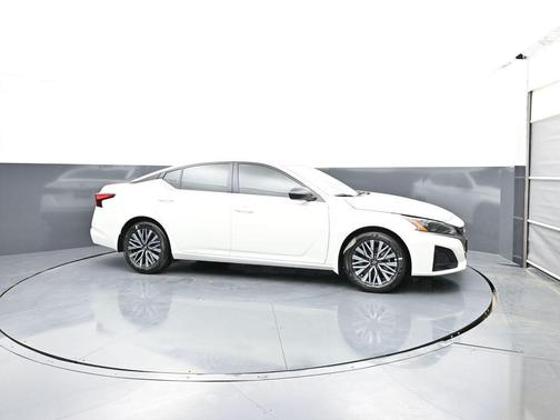 Glacier White 2026 Nissan Altima 2.5 SV