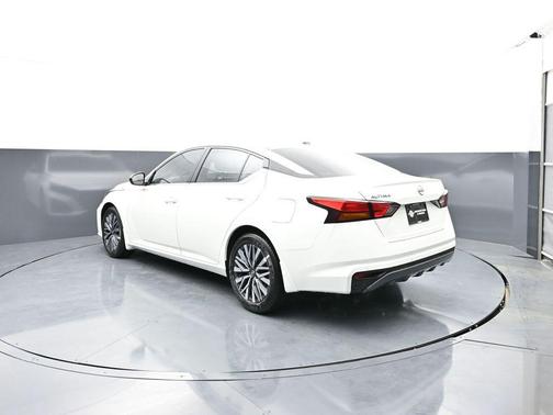 Glacier White 2026 Nissan Altima 2.5 SV