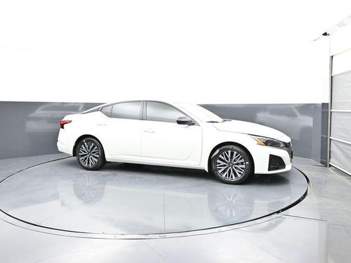 Glacier White 2026 Nissan Altima 2.5 SV