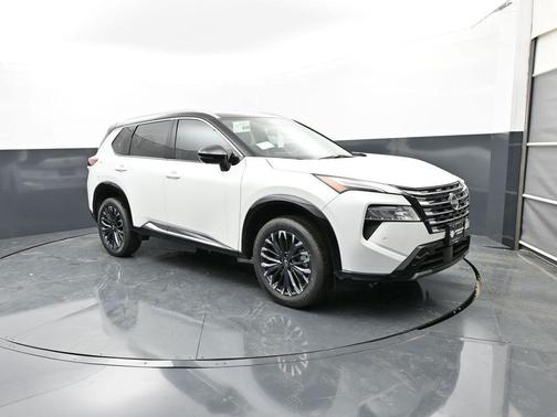 Everest White Pearl/Super Black 2026 Nissan Rogue Platinum