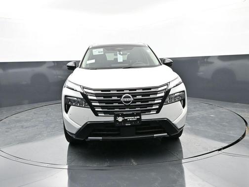 Everest White Pearl/Super Black 2026 Nissan Rogue Platinum
