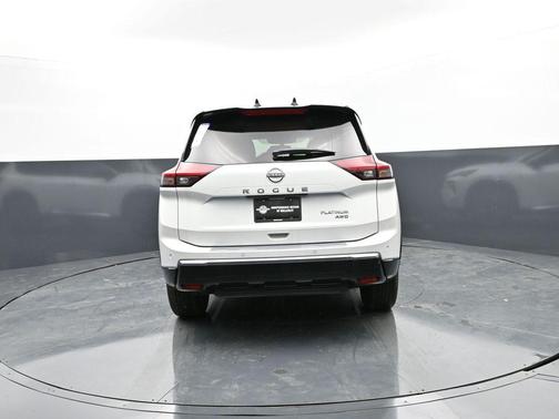 Everest White Pearl/Super Black 2026 Nissan Rogue Platinum