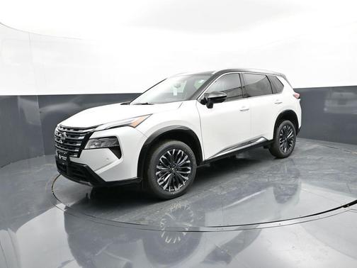 Everest White Pearl/Super Black 2026 Nissan Rogue Platinum