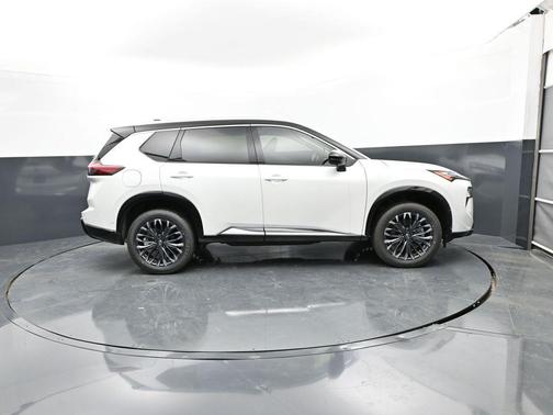 Everest White Pearl/Super Black 2026 Nissan Rogue Platinum