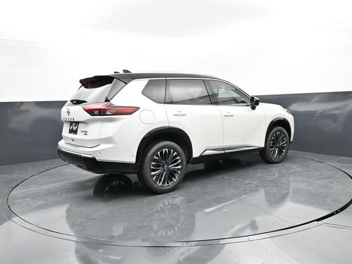 Everest White Pearl/Super Black 2026 Nissan Rogue Platinum