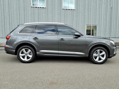 2022 Audi Q7 45 Premium Plus