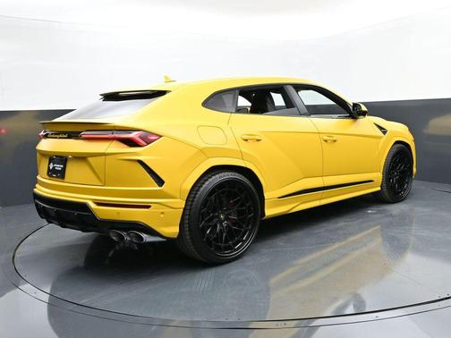 2021 Lamborghini Urus Pearl Capsule