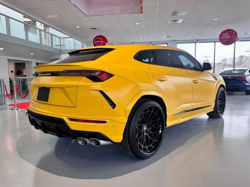 2021 Lamborghini Urus Graphite Capsule