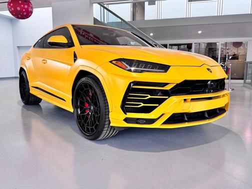 2021 Lamborghini Urus Pearl Capsule