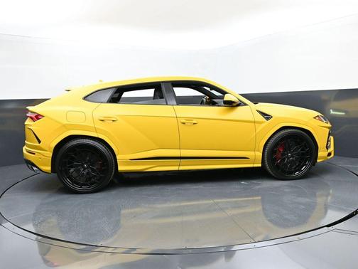 2021 Lamborghini Urus Pearl Capsule