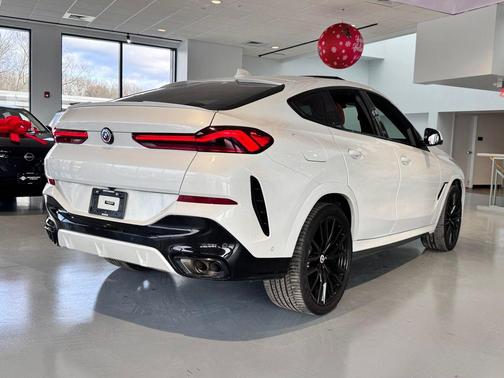 2023 BMW X6 M50i