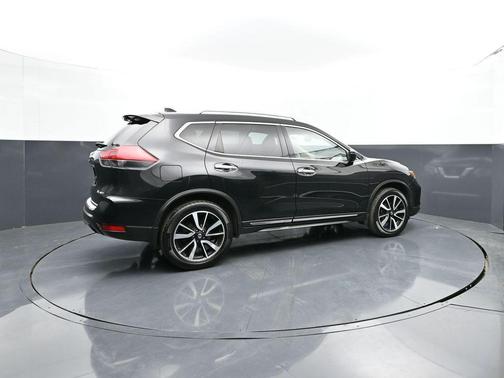 Magnetic Black 2018 Nissan Rogue SL