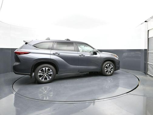 Magnetic Gray Metallic 2023 Toyota Highlander XLE
