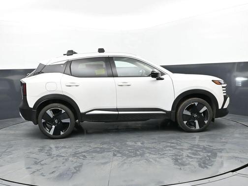 Aspen White Tricoat 2026 Nissan Kicks SR